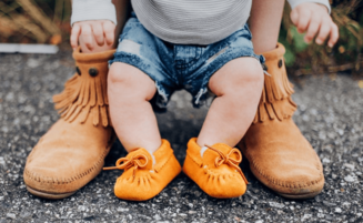 Bild von den Beinen und Schuhen eines Babys.